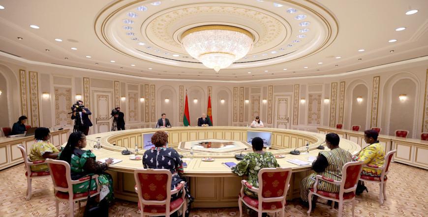 Первые леди и бизнес-круги с женским лицом. Подробности встреч Александра Лукашенко с гостьями из Зимбабве и Нигерии