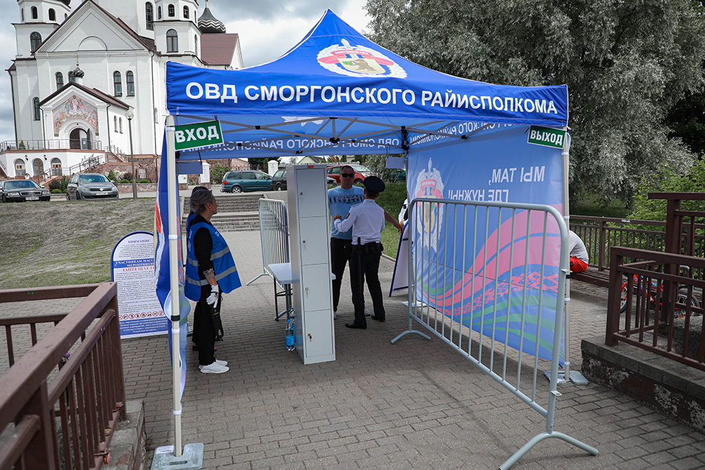 ФОТОФАКТ: Возле входов в городской парк Сморгони работают новые КПП райотдела милиции