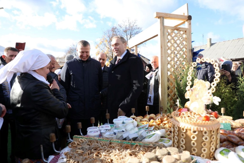 Губернатор Гродненской области Владимир Караник посетил подворье Сморгонского района