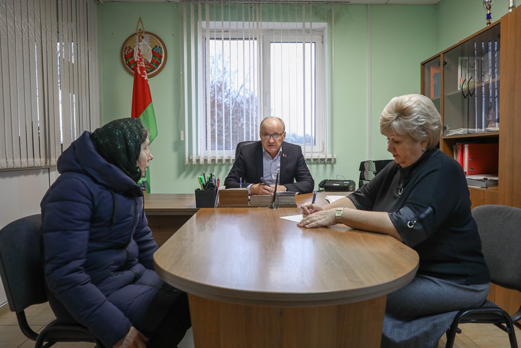 Заместитель председателя райисполкома Татьяна Щеберяко провела в Крево выездной приём граждан. Вот, чем он закончился