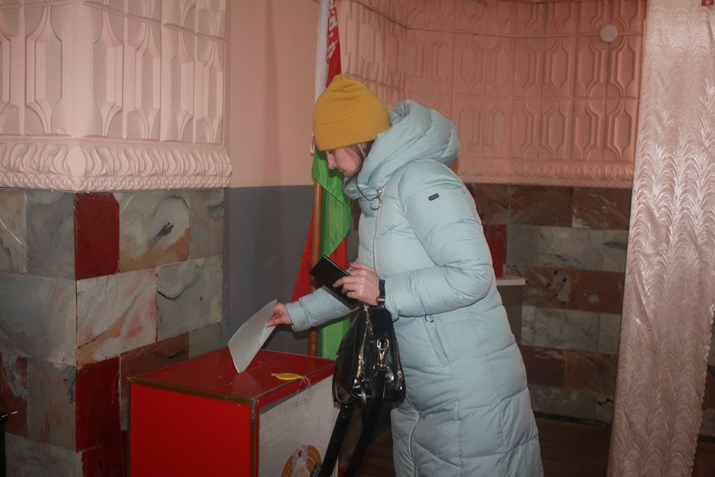 Сморгонцы активно посещают участок для голосования №4