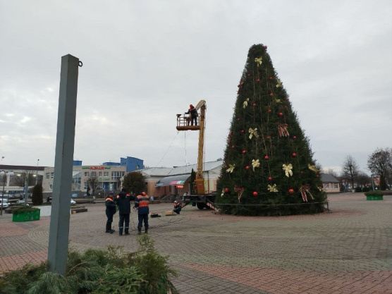 Праздник - всё! В Сморгони приступили к демонтажу главной городской ёлки