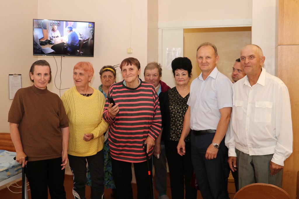 Представители «Белой Руси» подарили телевизор отделению сестринского ухода