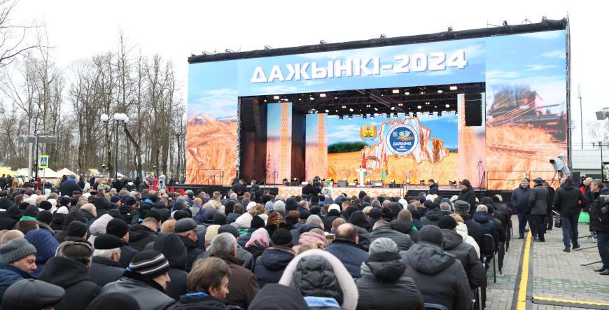 Александр Лукашенко в Климовичах посещает праздник "Дажынкi"