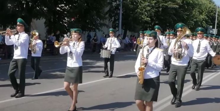 События 4 июля 2023 года / День Независимости / Парад колясок / Заплыв на чем попало / "Форпост"