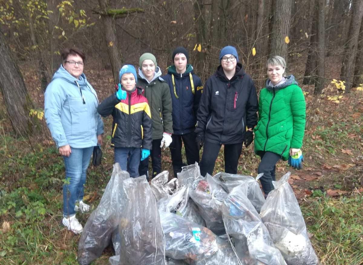 Семейное волонтерское движение: гимназисты Сморгони сохраняют лес