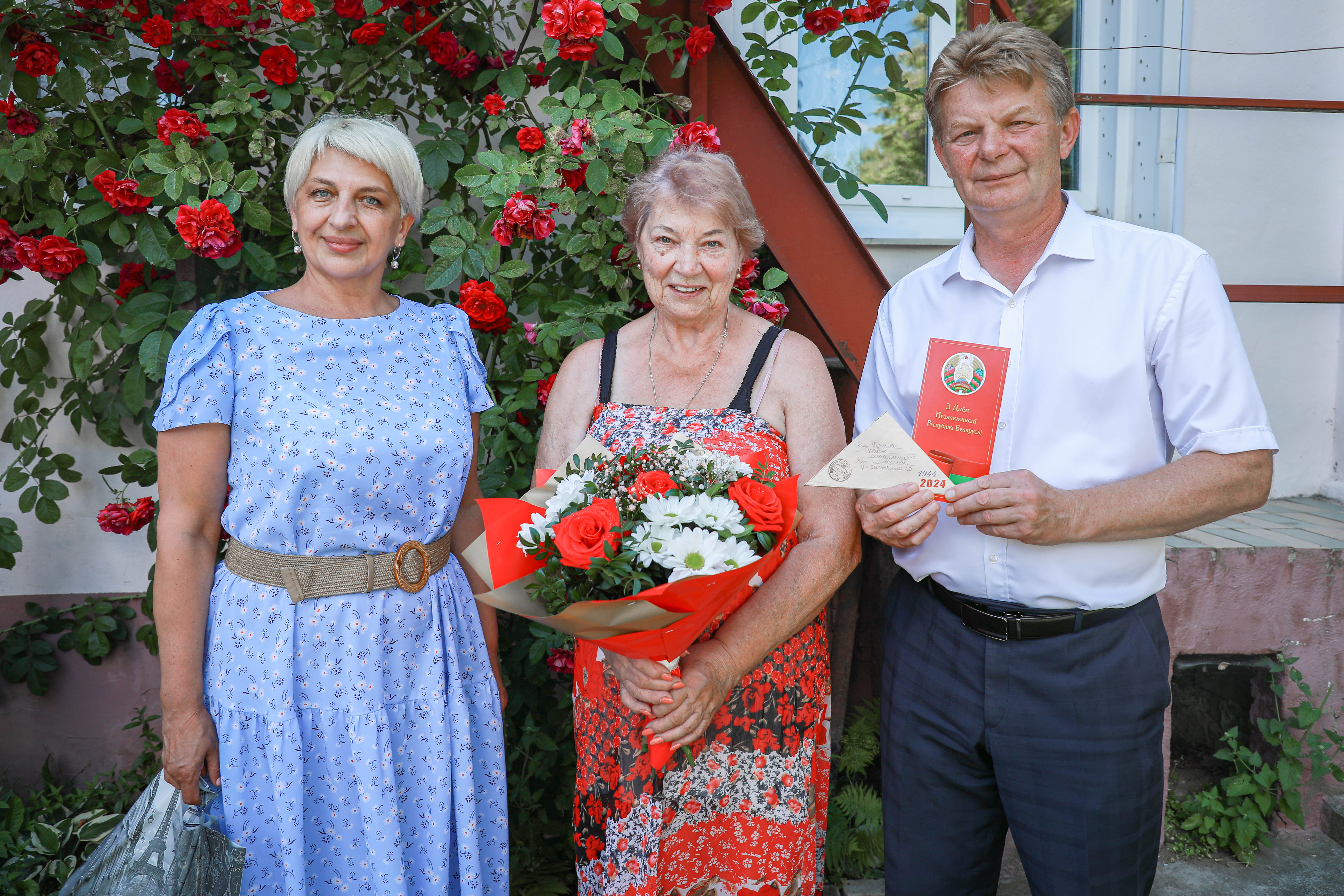 Малолетней узнице войны Дарье Ручице вручили юбилейную медаль к 80-летию освобождения Беларуси от немецко-фашистских захватчиков