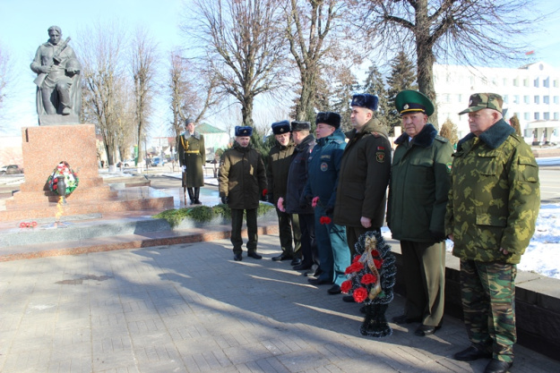 Торжественный митинг у памятника погибшим воинам и партизанам