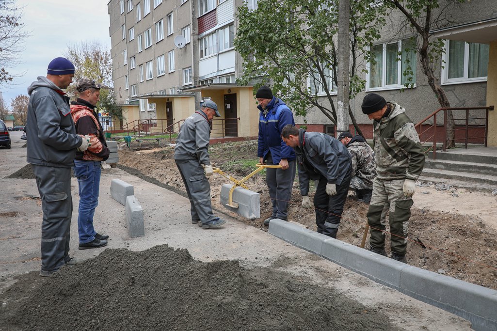 Рядом с домом №12 на улице Чапаева приступили к благоустройству придомовой территории 