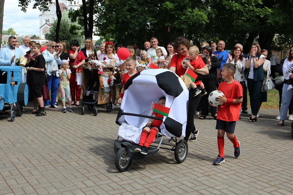 Прошёл яркий парад колясок: «Мы – будущее независимой Беларуси»