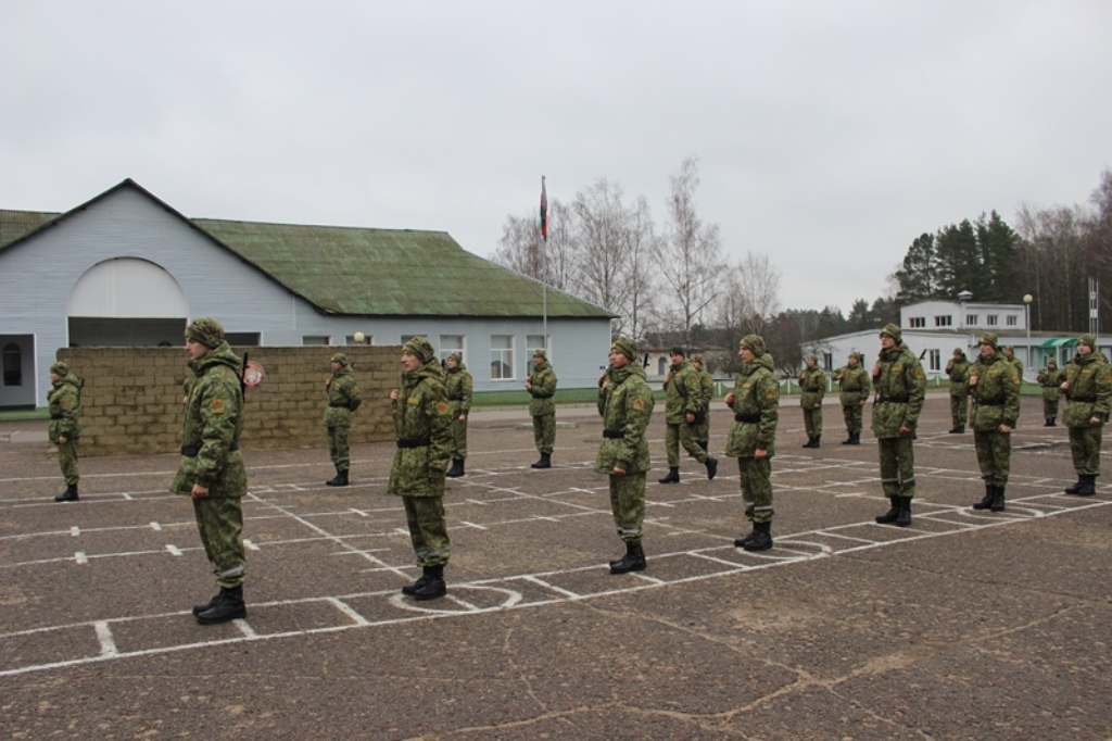 Новобранцы проходят курс начальной военной подготовки