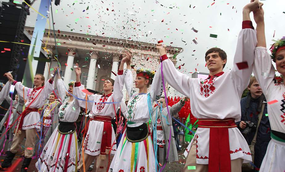 Необычный плов от казахов, греческие баллады и история белорусских цыган. Чем удивят подворья на фестивале национальных культур?