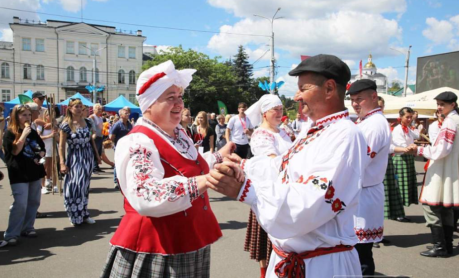 Фольклорный коллектив из Сморгонского района принял участие в X Международном турнире национальных танцев на «Славянском базаре в Витебске»