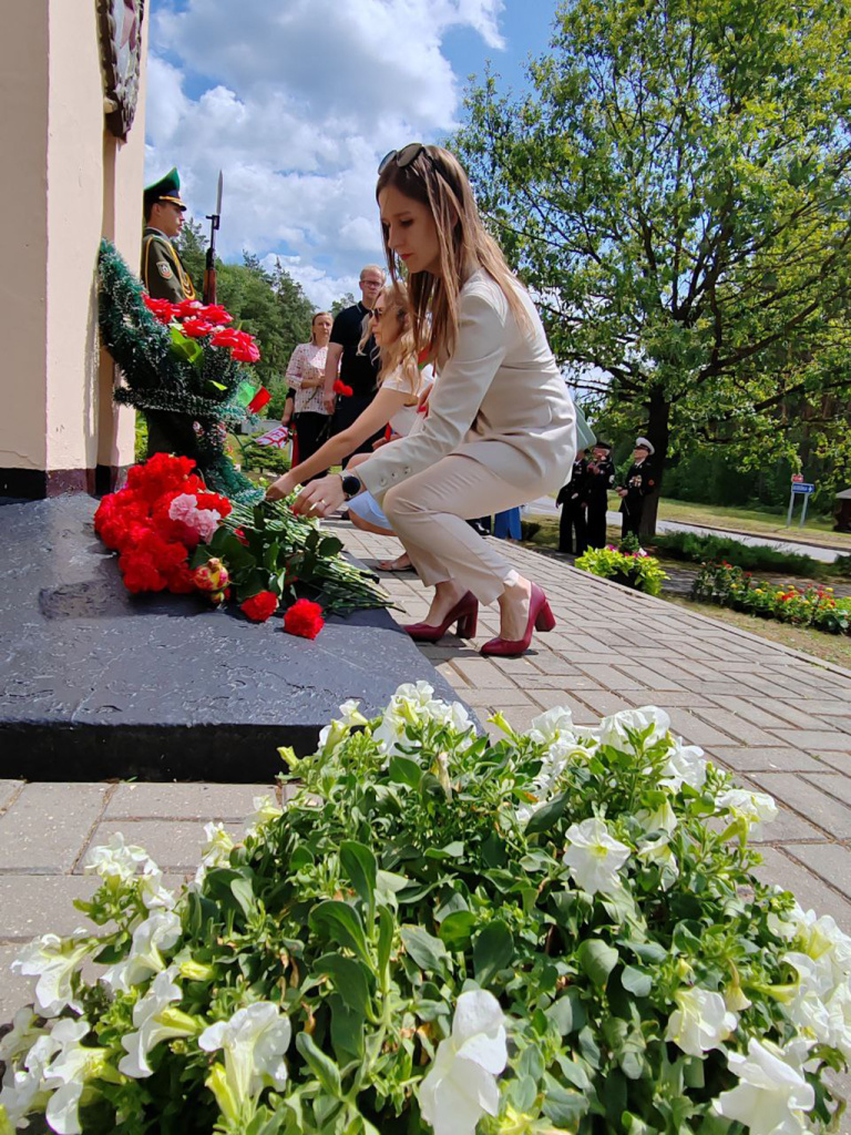 Мы помним и не забудем: представители власти и общественности возложили цветы к мемориальному комплексу