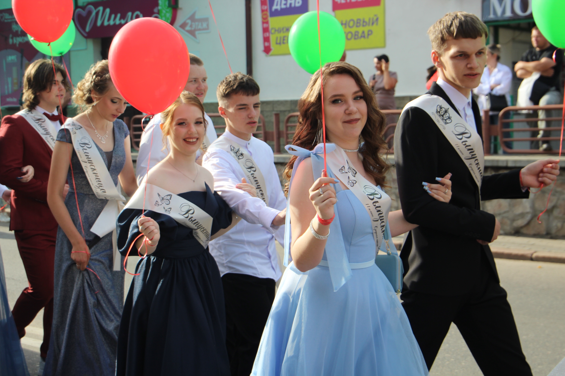Выпускной вечер в Сморгони: ученики, родители и педагоги прошли праздничной колонной по улицам города 