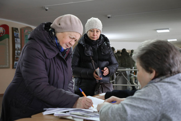 В микрорайоне Корени в одной школе работают два участка для голосования