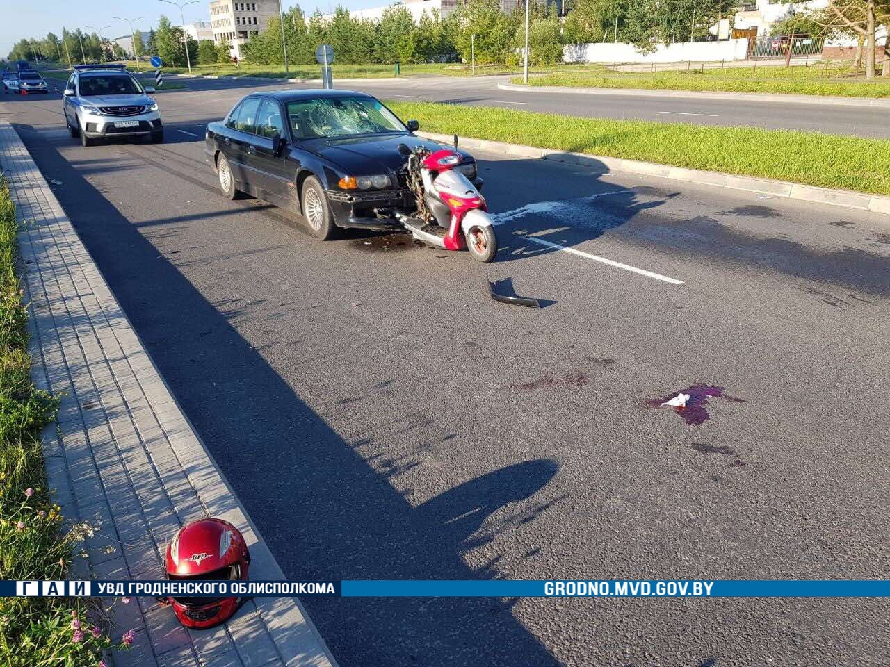 Автомобиль столкнулся со скутером в Сморгони 