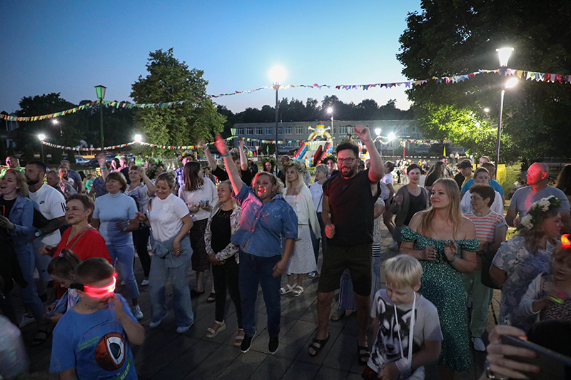 Дискотека, огненное шоу и концерт: в Вишнево отметили праздник солнца, земли и воды