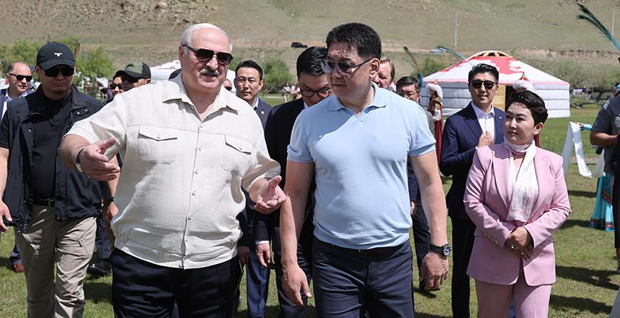 Президенты Беларуси и Монголии продолжают общение. Александр Лукашенко приехал в загородный центр монгольской культуры