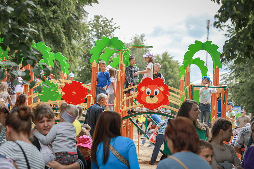 На День Независимости в Сморгони открыли новую игровую детскую площадку