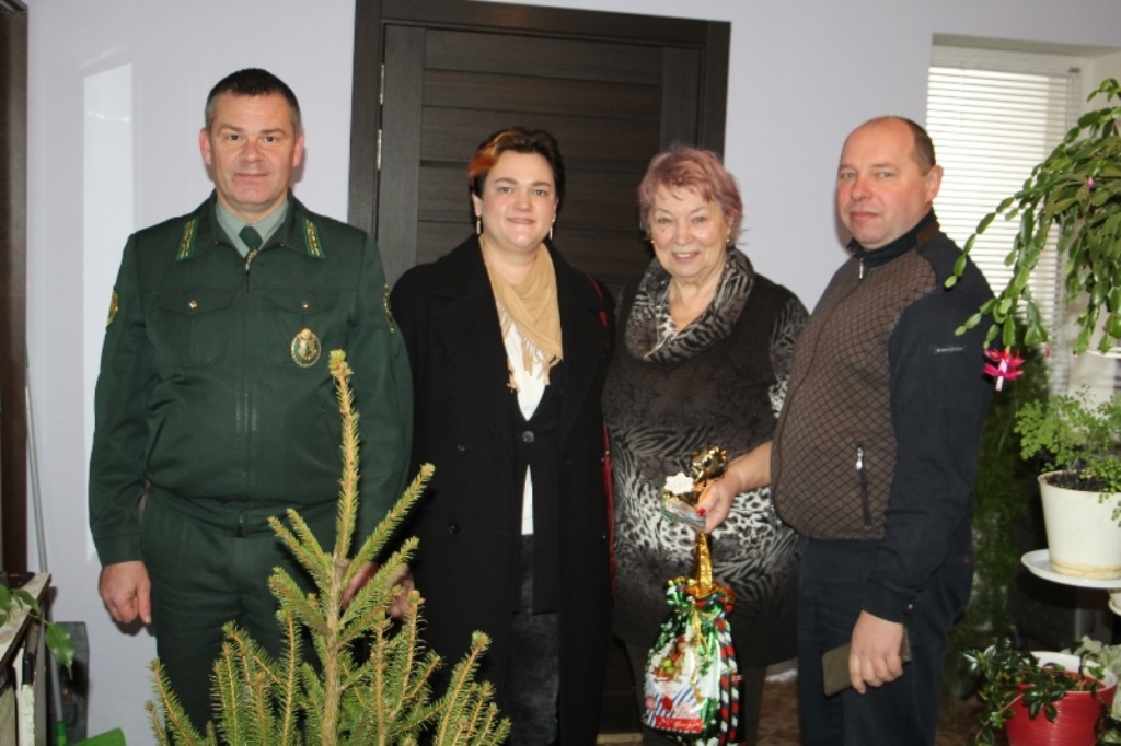 Сотрудники лесхоза поздравили Дарью Ручицу с наступающими праздниками