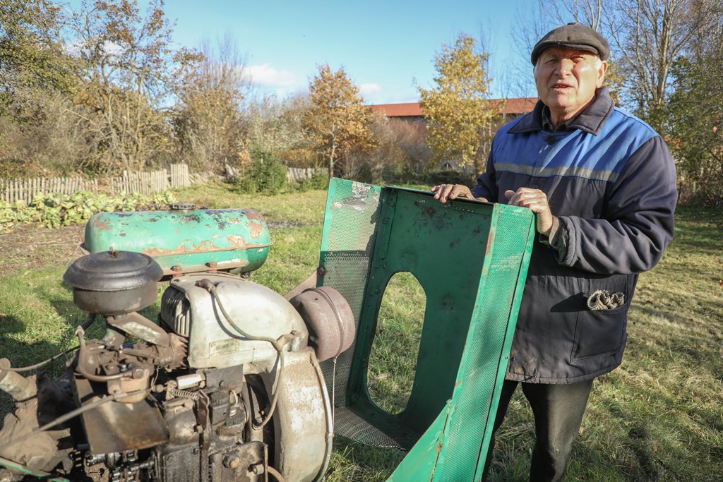 Хуткасць – да  15 км/г, грузападымальнасць – да 1,5 тоны: паглядзіце на самаробны трактар, які сабраў умелец з Крэва