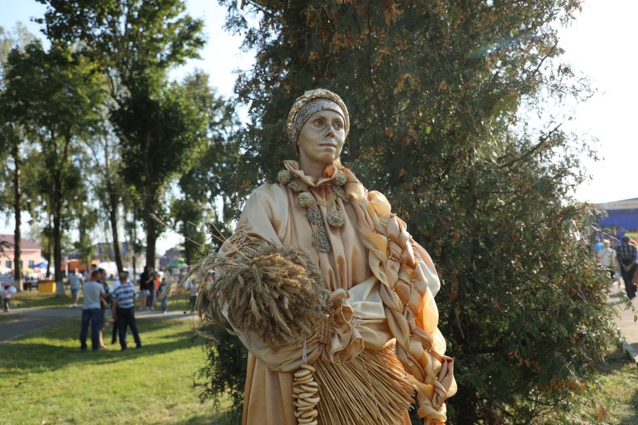 На "Дожинках" в Солах можно встретить живые скульптуры и ходулистов 