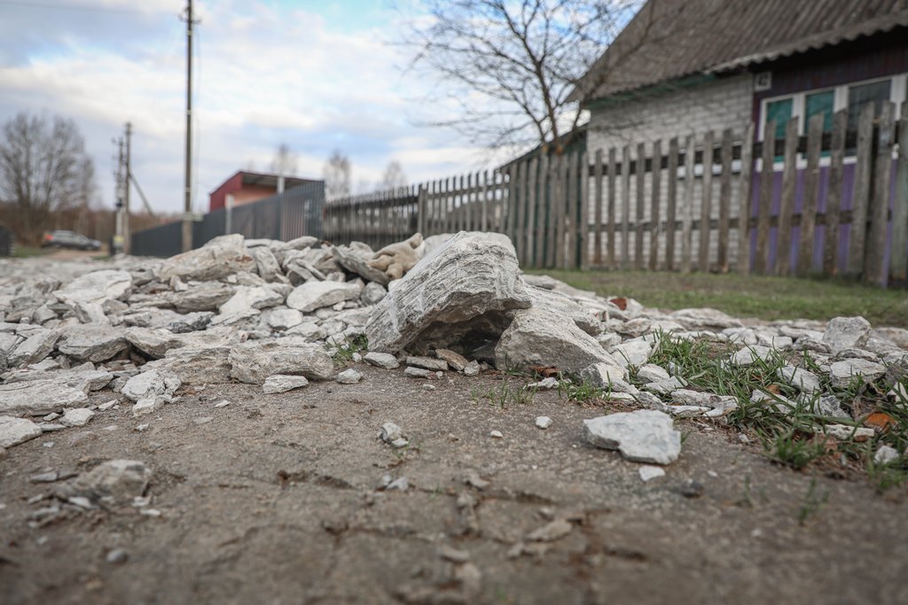 В садовом товариществе в Сморгонском районе дорогу засыпали строительными отходами. Кто ответит?