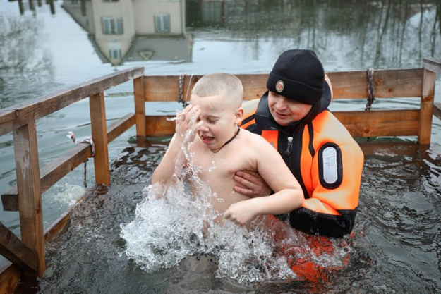 Окунались в холодной воде и ели солдатскую кашу. Смотрите, как в Сморгони православные отметили Крещение