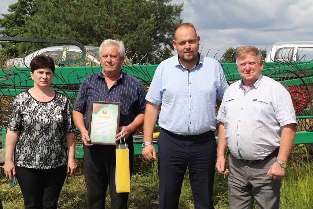 Передовиков на заготовке травянистых кормов наградили в КСУП «Совбел 2016»