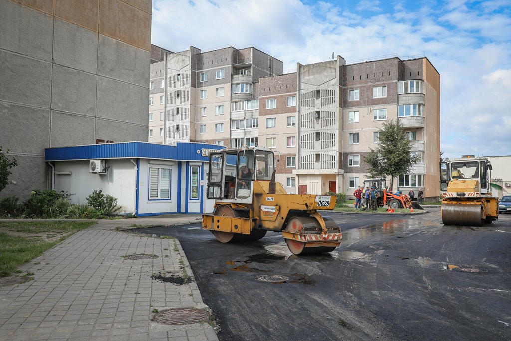 В микрорайоне Корени возле поликлиники начали укладывать асфальт