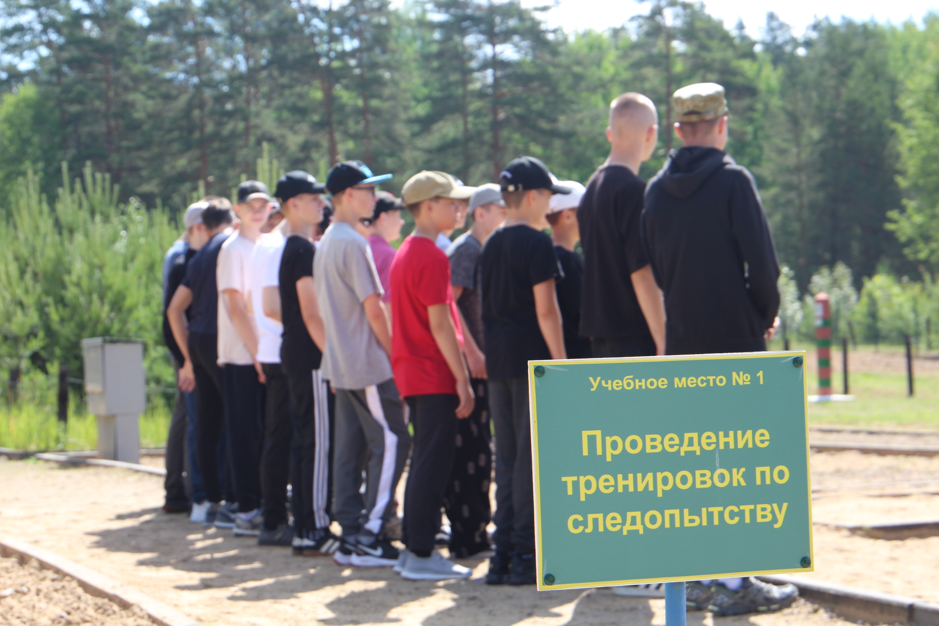 Как школьники проводят время в военно-патриотическом лагере «Рубеж»