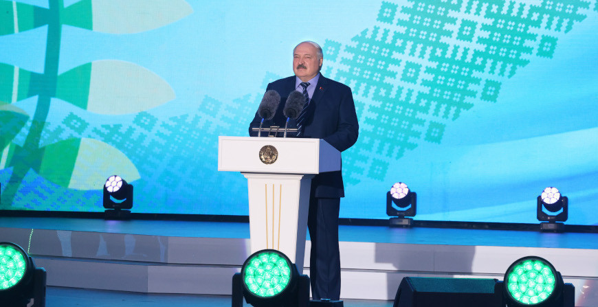 Почему Александр Лукашенко призывает покупать пустующие дома в деревнях