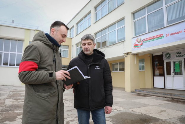 В Сморгони добровольные дружины помогают обеспечивать правопорядок возле участков для голосования