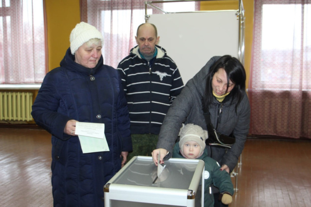 В основной день голосования на участок №3 приходят семьями