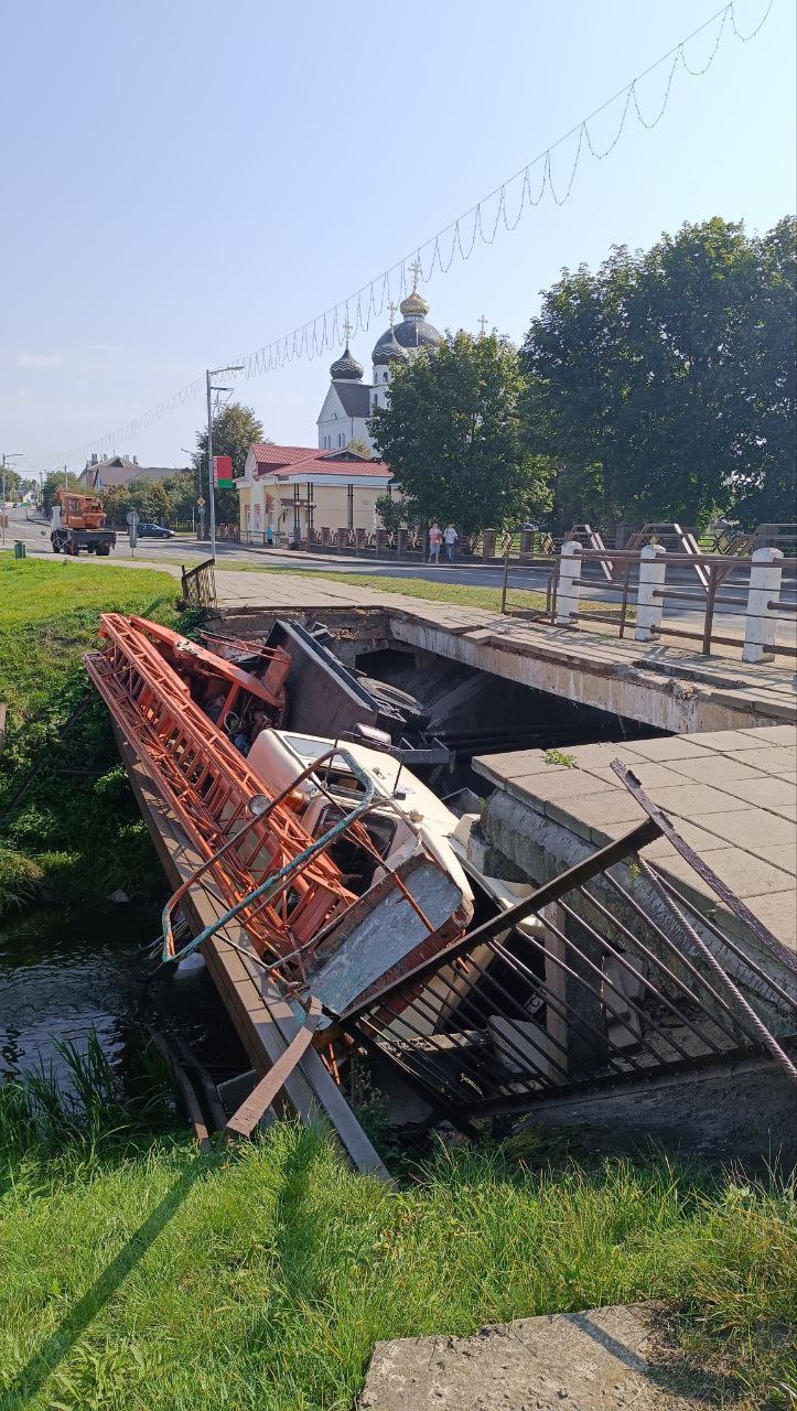 ЧП Сморгонь: Мост не выдержал - автовышка ЖКХ перевернулась  