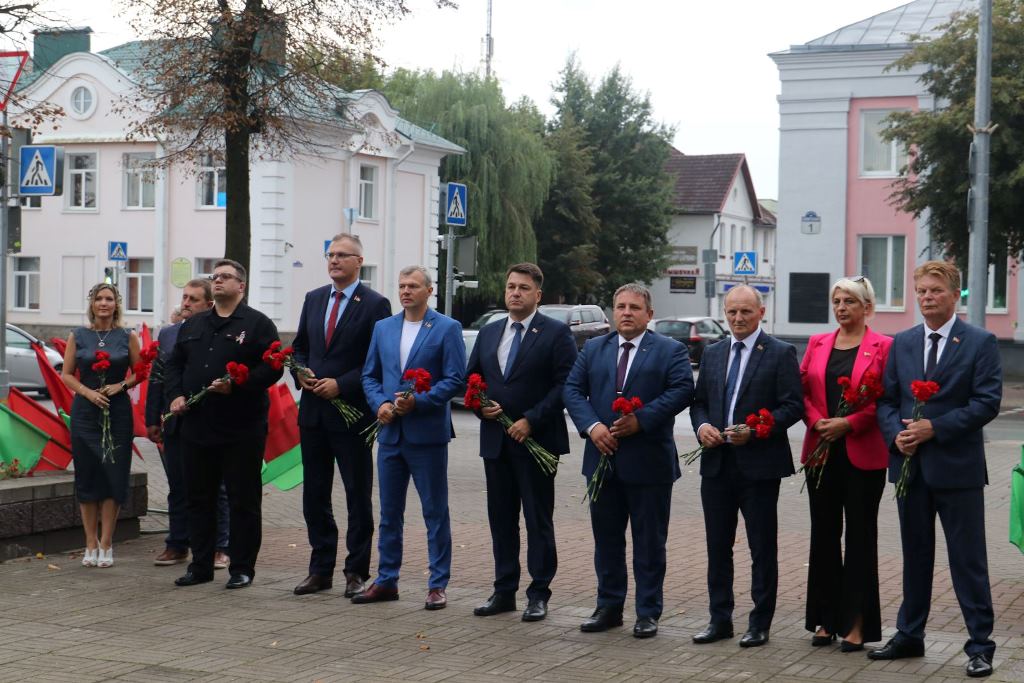 Руководство Сморгонского района, Гродненского облисполкома и спикеры общественно-политического форума «Мирная страна: истоки и перспективы белорусской модели развития» возложили цветы к памятнику погибшим воинам и партизанам