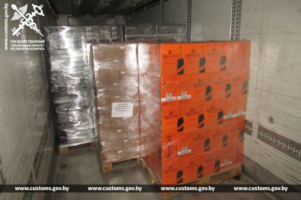Вместе с одеждой и обувью кыргызский перевозчик намеревался ввезти на территорию ЕАЭС почти 12 тыс. бутылок вина