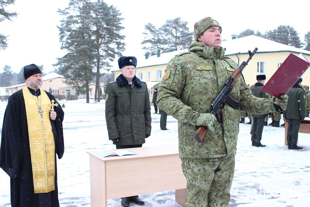 В учебном центре Института пограничной службы новобранцы приняли военную присягу