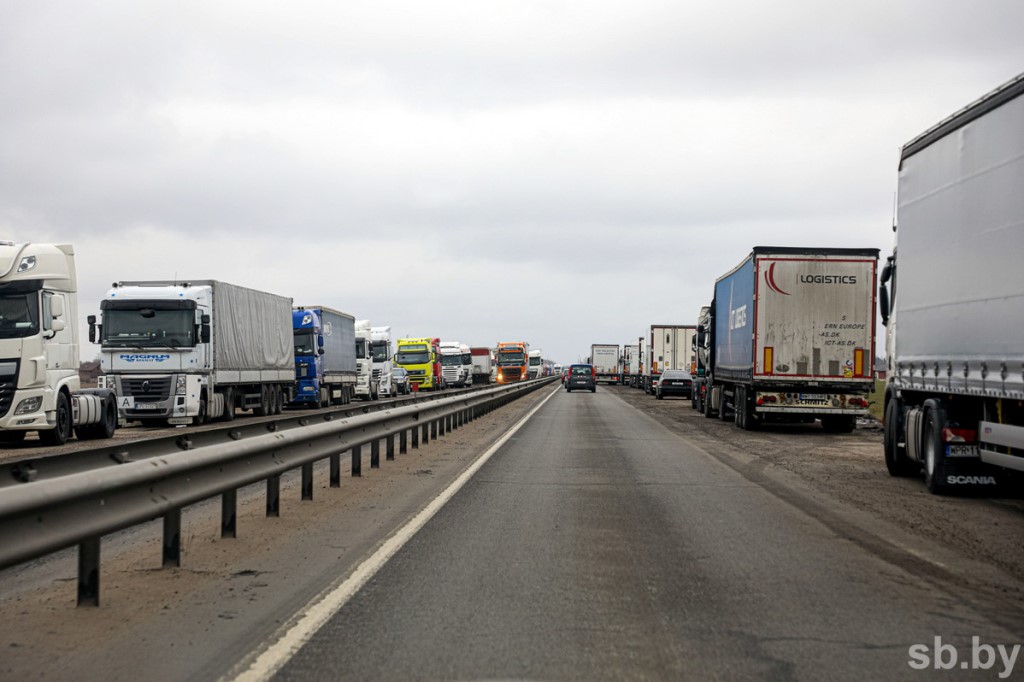 ГПК: около 900 грузовиков ожидают въезда в Евросоюз