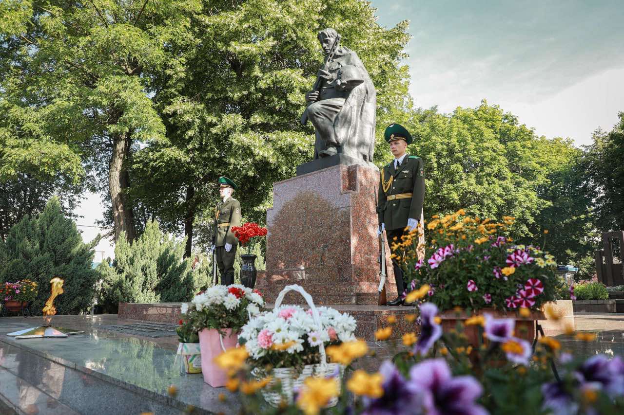 Ко Дню всенародной памяти жертв Великой Отечественной войны и геноцида белорусского народа в Сморгони прошёл митинг-реквием