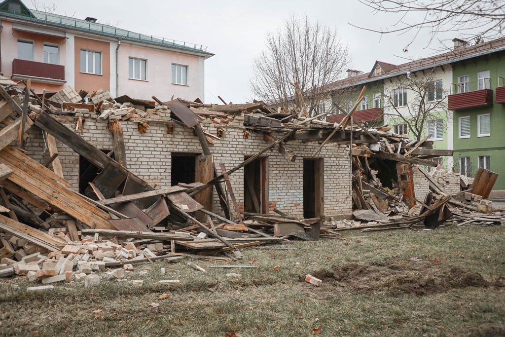 ФОТОФАКТ: В Сморгони на улице Победы начали сносить старые сараи