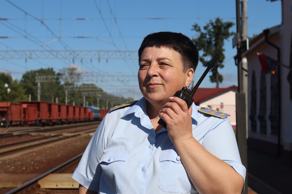 Сквозь просторы вольные мчится поезд молнией