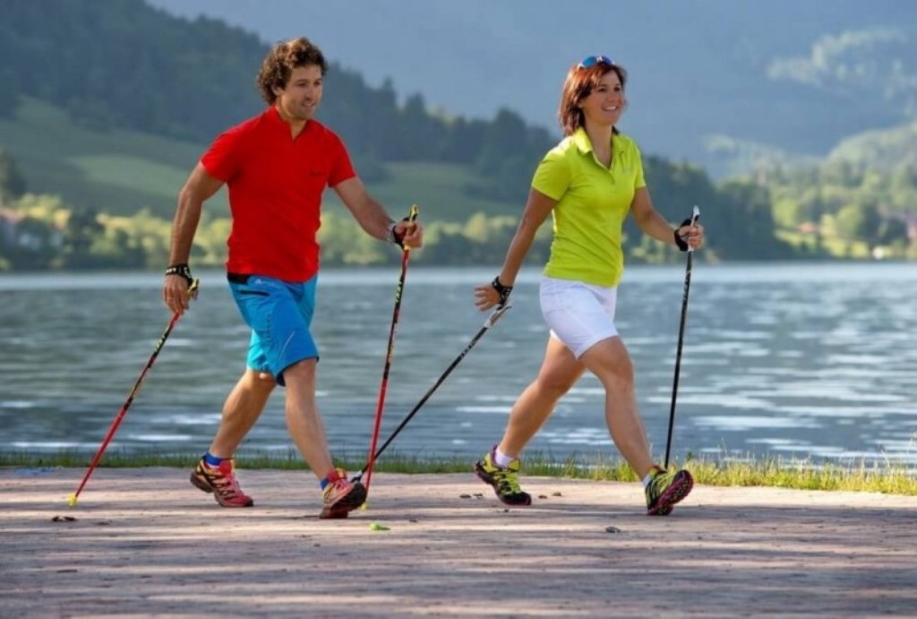 Польза скандинавской ходьбы: здоровье и активность