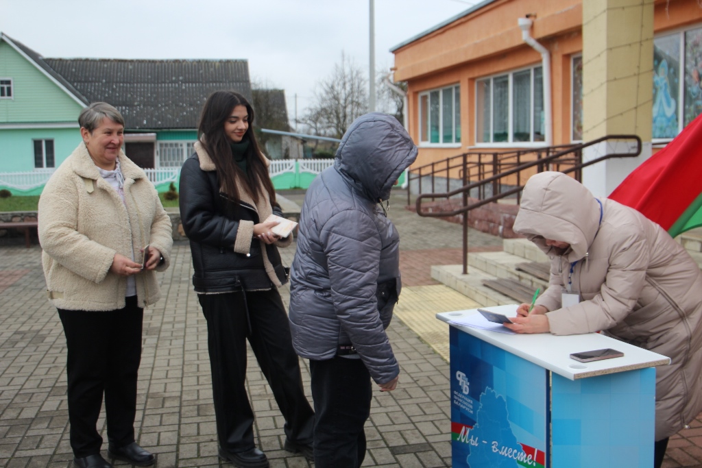 В Солах состоялся пикет по сбору подписей за выдвижение кандидатов в Президенты Республики Беларусь