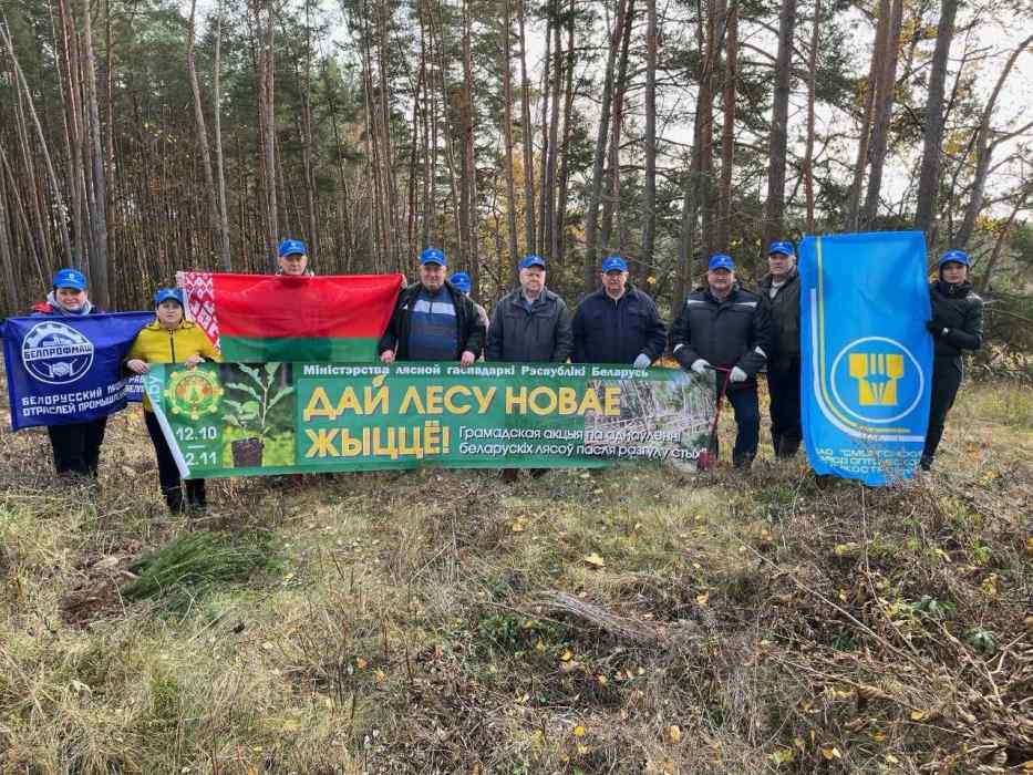 Сотрудники завода оптического станкостроения присоединились к республиканской акции «Дай лесу новае жыццё!»