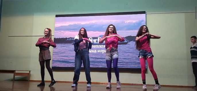 На машине времени — в девяностые! В гимназии прошел ретровечер На машине времени — в девяностые! В гимназии прошел ретровечер