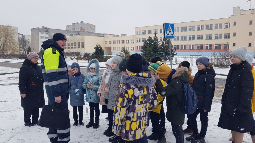 Виталий Кондратович рассказывает четвероклассникам ПДД.jpg