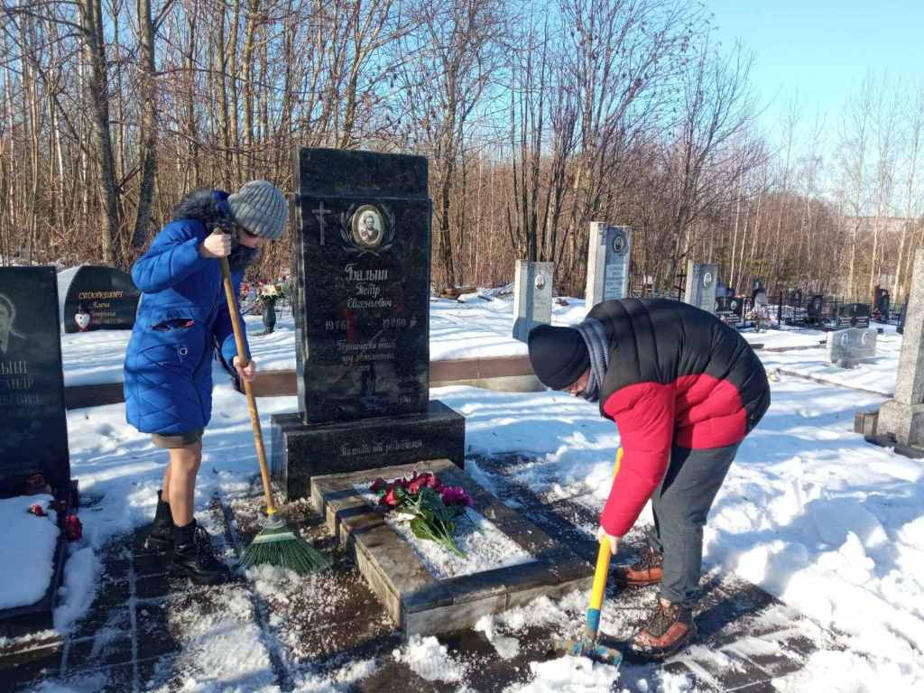 Волонтеры убирают могилу П. Балыша.jpg