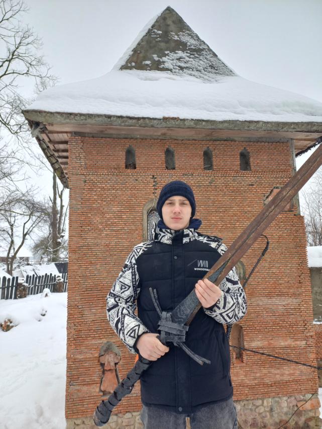 Никита Малашко около копии одной из башен в деревне Чухны..jpg